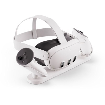 Conjunto de realidade virtual branco com óculos e controladores numa base