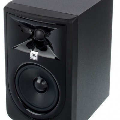 Coluna de som preta com logótipo JBL