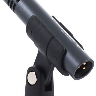 Microfone de estúdio preto com suporte fixo