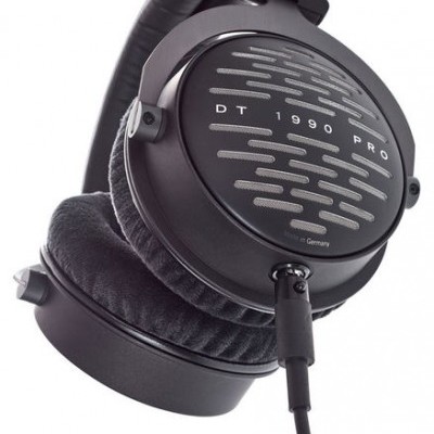 Auscultadores preto com almofadas de veludo e texto 'DT 1990 PRO'.