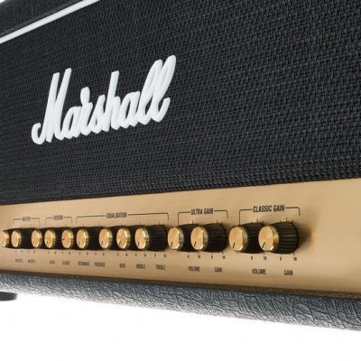 Amplificador de guitarra preto e dourado Marshall com botões de controlo e entrada para jack