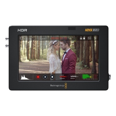 Monitor Blackmagic Design 12G SDI a mostrar imagem de casal numa floresta