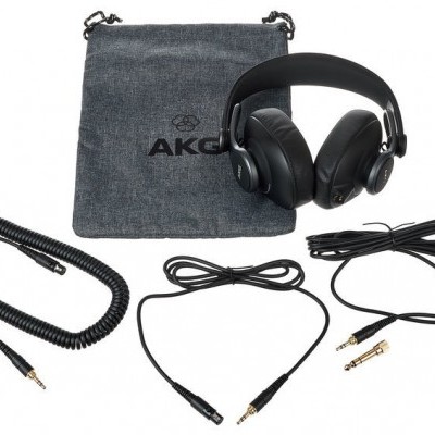 Auscultadores AKG pretos com acessórios e saco cinza