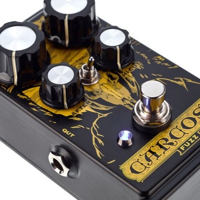 Pedal de guitarra Carcosa Fuzz com botões e luz azul