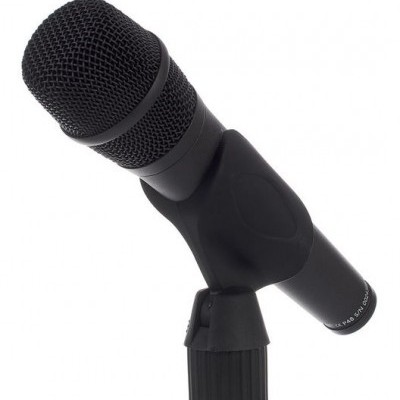 Microfone preto com suporte ajustável