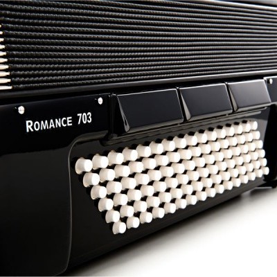 Sanfona preta com botões brancos e inscrição ROMANCE 703