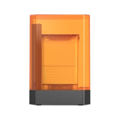 Equipamento de impressão 3D com cobertura plástica laranja translúcida e base preta