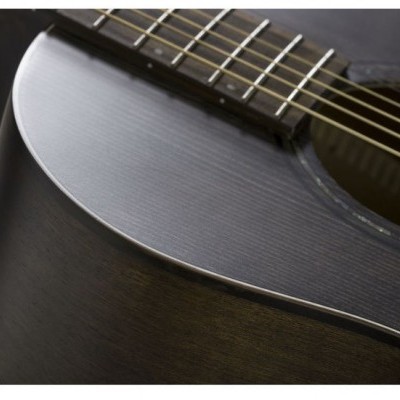 Guitarra acústica preta com cordas metálicas e textura de madeira