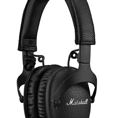 Ausculadores negro com logótipo Marshall e botão dourado