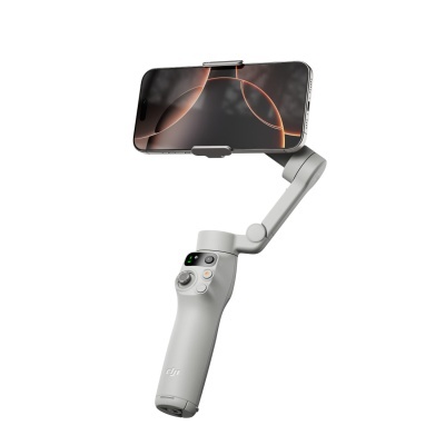 Suporte estabilizador DJI para smartphone cinza com smartphone preto