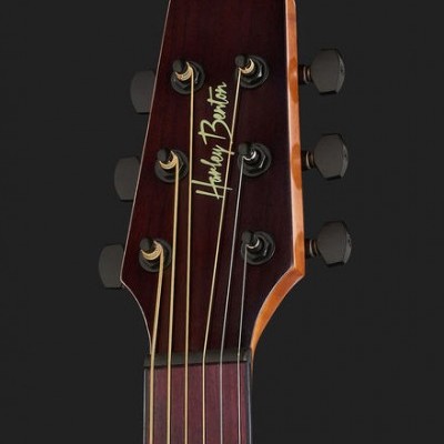 Cabeça de guitarra com cordas e logotipo Harley Benton