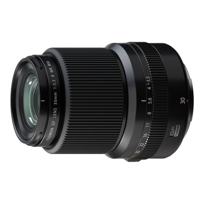 Objetiva fotográfica preta com texto visível em fundo branco