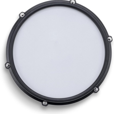 Tambor de bateria com pele branca e aro preto com parafusos