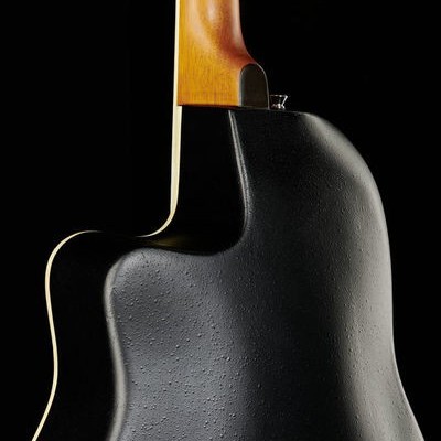 Costas de uma guitarra acústica preta texturizada com braço em madeira clara