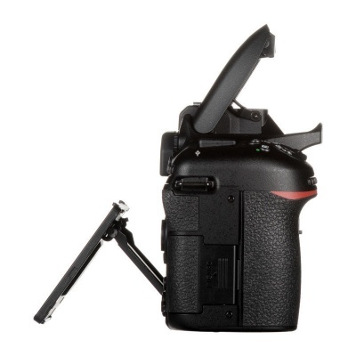 Câmara fotográfica digital preta com visor articulado e ecrã LCD aberto