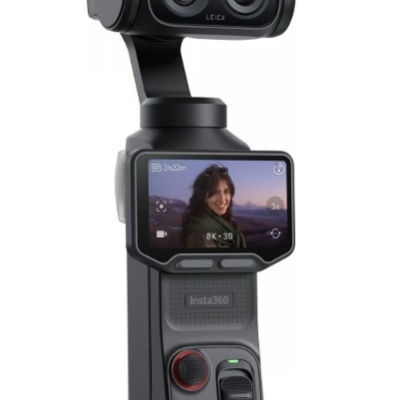 Câmara de vídeo preta Insta360 com lentes duplas Leica e ecrã frontal a cores