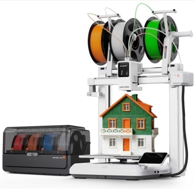 Impressora 3D branca Anycubic com filamentos e modelo de casa colorida impressa
