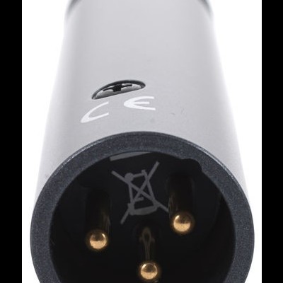 Microfone preto com conector XLR de três pinos dourados