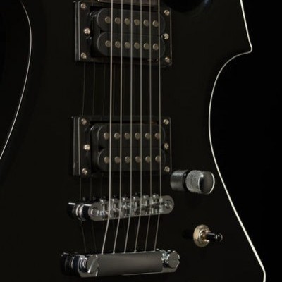 Guitarra elétrica preta com detalhes metálicos em fundo preto