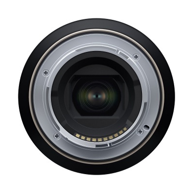 Vista frontal de lente fotográfica com vidro circular e contactos eletrónicos