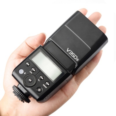 Flash para câmera fotográfica preto Yongnuo YN560 IV na mão