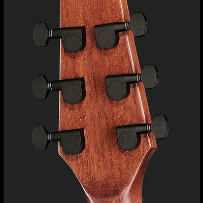 Cabeça de guitarra em madeira castanha com cravelhas pretas