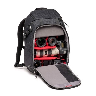 Mochila preta aberta com equipamento fotográfico no interior