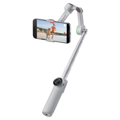 Suporte estabilizador cinzento para smartphone com telefone exibindo pessoa na praia