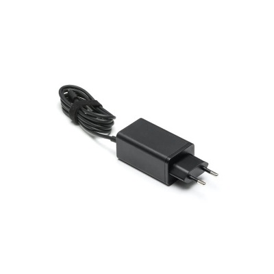 Carregador elétrico preto com cabo e ficha de dois pinos