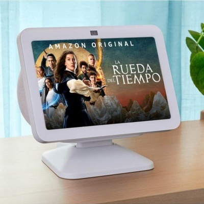 Dispositivo digital branco em cima de mesa de madeira com imagem promocional no ecrã