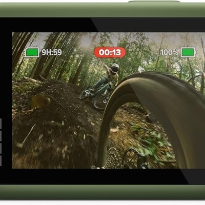 Câmara GoPro com ecrã a cores a mostrar gravação de ciclismo