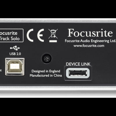 Parte traseira de dispositivo Focusrite Track Solo com portas USB e saídas áudio