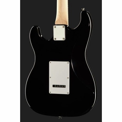 Guitarra elétrica preta com braço em madeira clara e tampa branca na parte traseira, fundo preto.