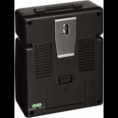 Dispositivo eletrónico preto com clipe metálico e etiquetas em fundo branco e verde