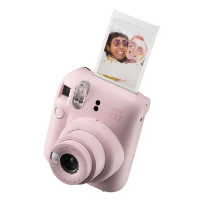 Câmara fotográfica instantânea rosa Fujifilm Instax Mini 12 com fotografia a sair.