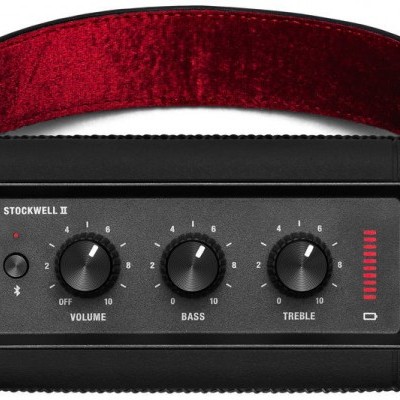 Coluna portátil preta com alça vermelha e botões de controlo