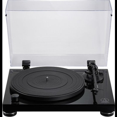 Gira-discos preto com tampa transparente e braço de leitura