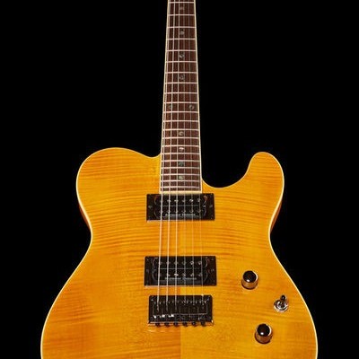 Guitarra elétrica de corpo mel com captadores pretos e fundo preto