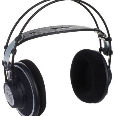 Auscultadores AKG over-ear pretos com almofadas em veludo