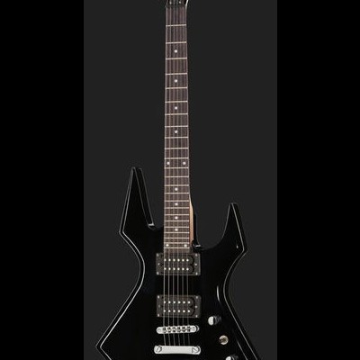 Guitarra elétrica preta com acabamento brilhante em fundo preto