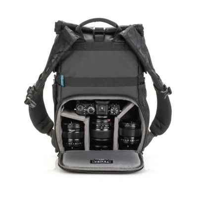 Mochila preta para equipamento fotográfico com câmara e lentes