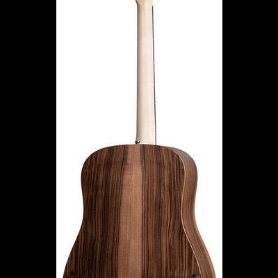 Guitarra acústica vista de trás com corpo em madeira castanha e braço claro.