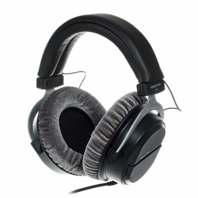 Headphones pretos com almofadas cinza e cabo preto