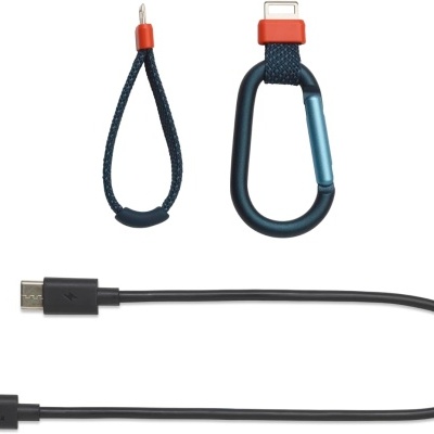 Cabo USB tipo C preto com logótipo JBL e dois acessórios com clip azul e corda azul