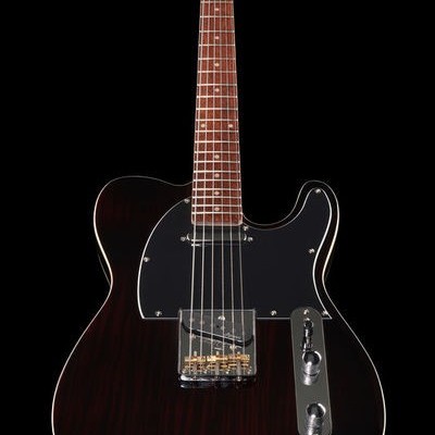Guitarra elétrica com corpo escuro e pickguard preto em fundo preto