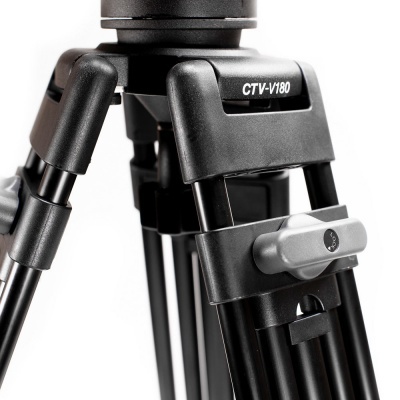 Detalhe de tripé de câmera preto com inscrição CTV-V180