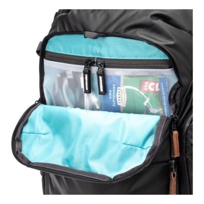 Mochila preta com interior azul claro e compartimento frontal aberto