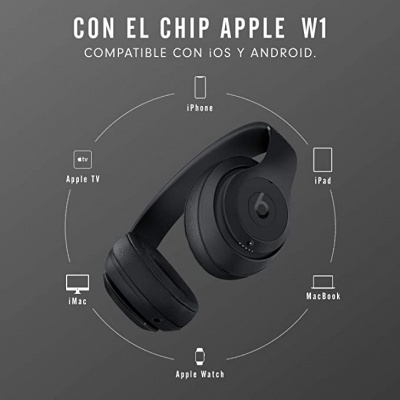 Auscultadores Beats wireless pretos com texto sobre compatibilidade Apple W1