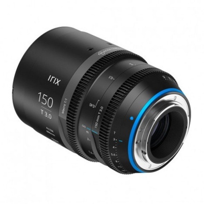 Objetiva fotográfica IRIX 150mm T3.0 preta com anel azul em fundo branco