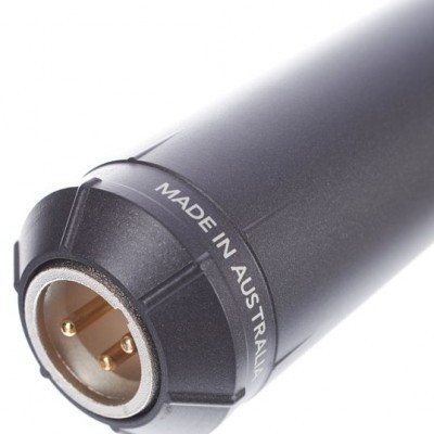 Microfone preto com conector dourado e inscrição MADE IN AUSTRALIA